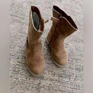 Size 9 adorable ✨ camel colored suede boots. Worn 10x to church + back :)